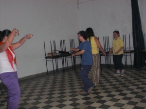 La profesora de espñol Myriam bailando sevillanas con las voluntarias del campamento